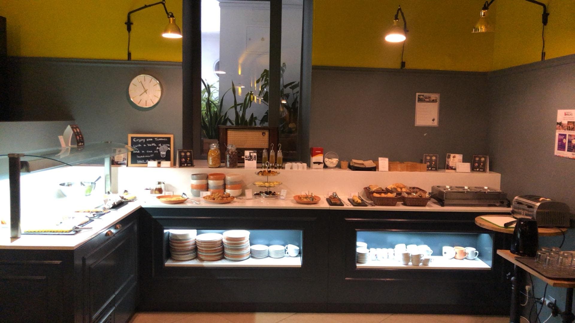 朝食は、暖かい卵料理からコールドミートまであります！