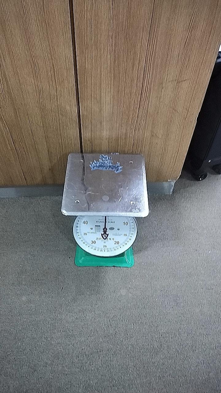 廊下にある計り。