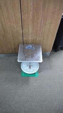 廊下にある計り。