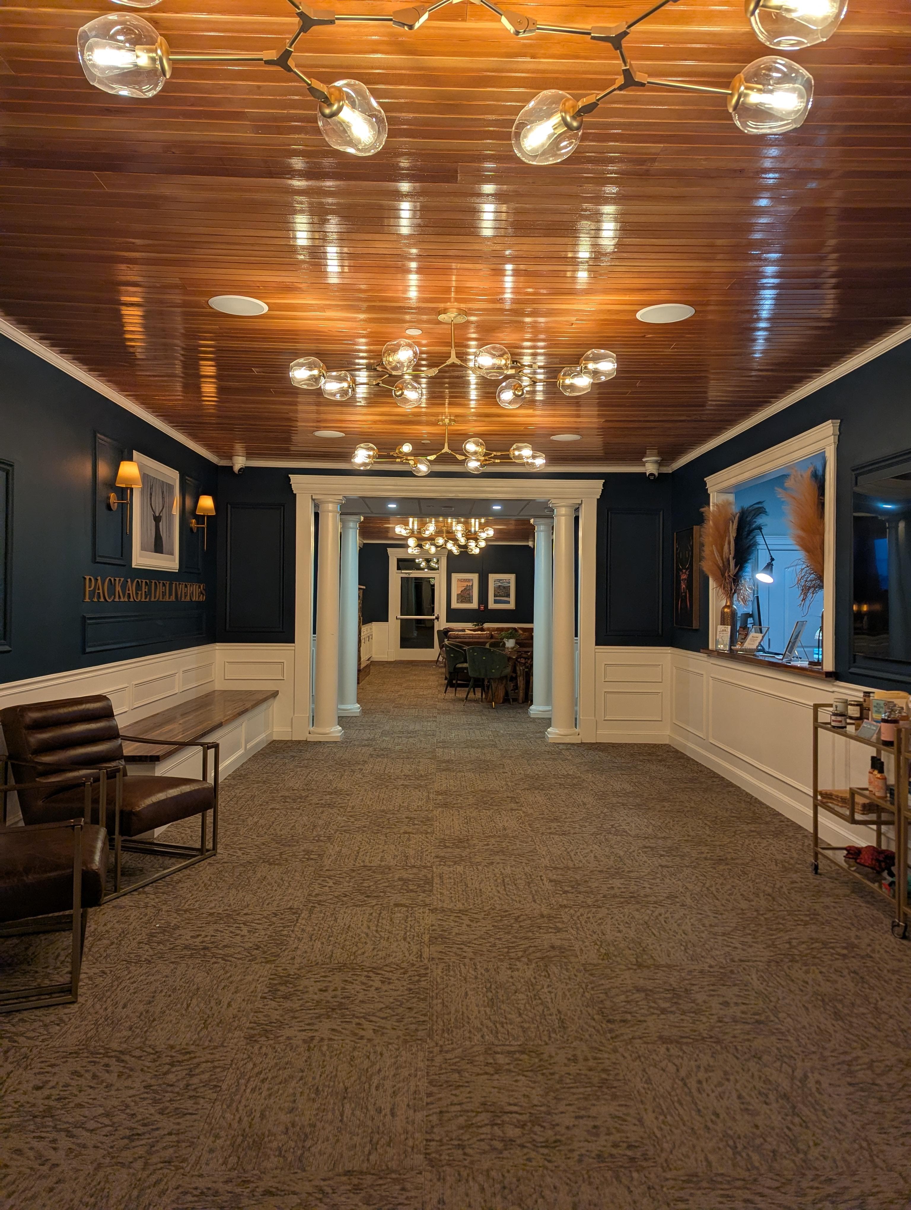 Sitting area in the lobby with fireplace.