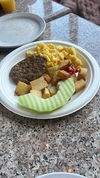 Este es el desayuno, café y mini wafles.