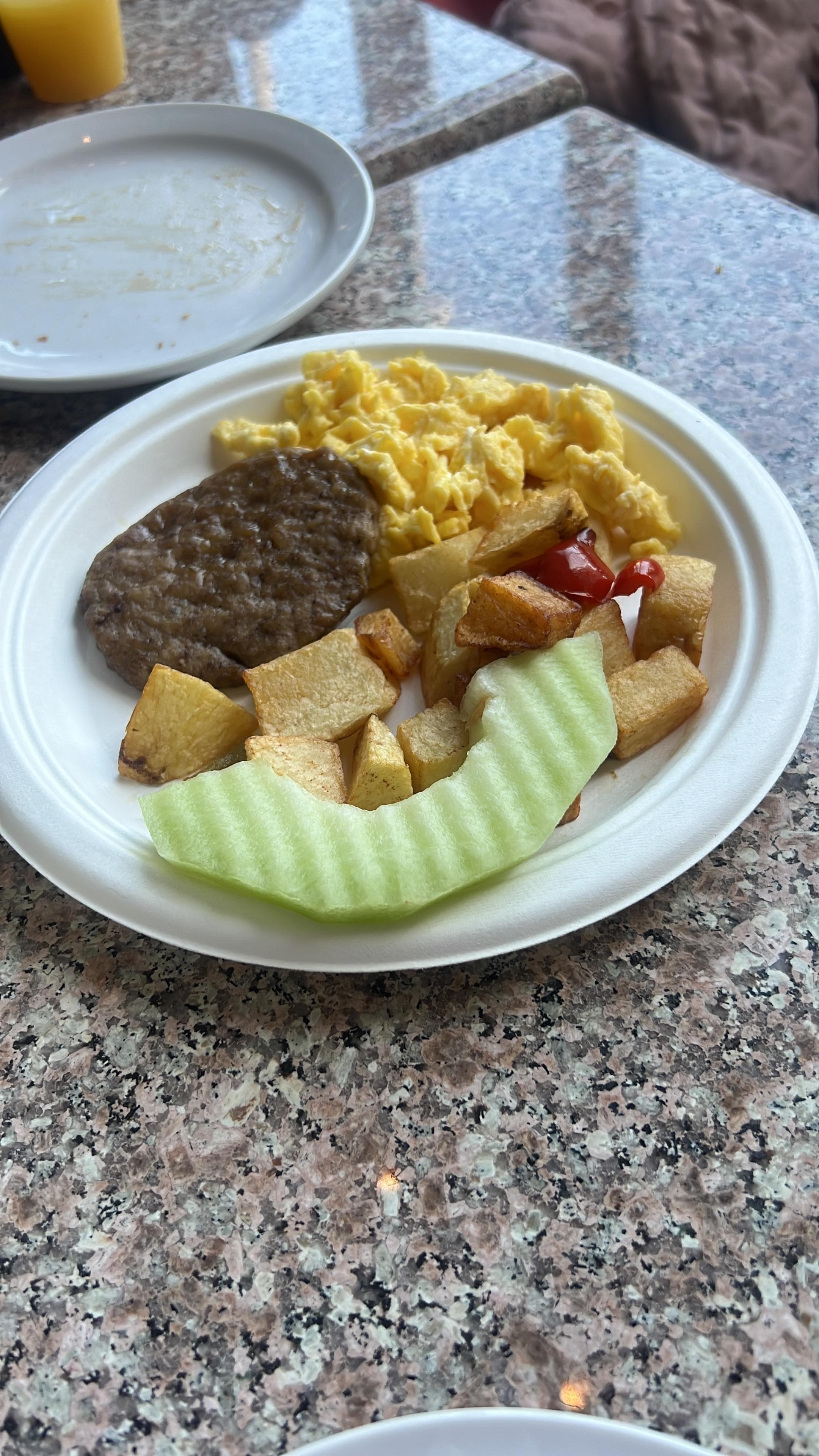 Este es el desayuno, café y mini wafles.