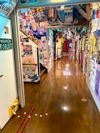 賑やかで個性的な館内。埃ひとつなく綺麗です