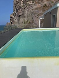 piscine avec ligne de démarcation jaune verdatre