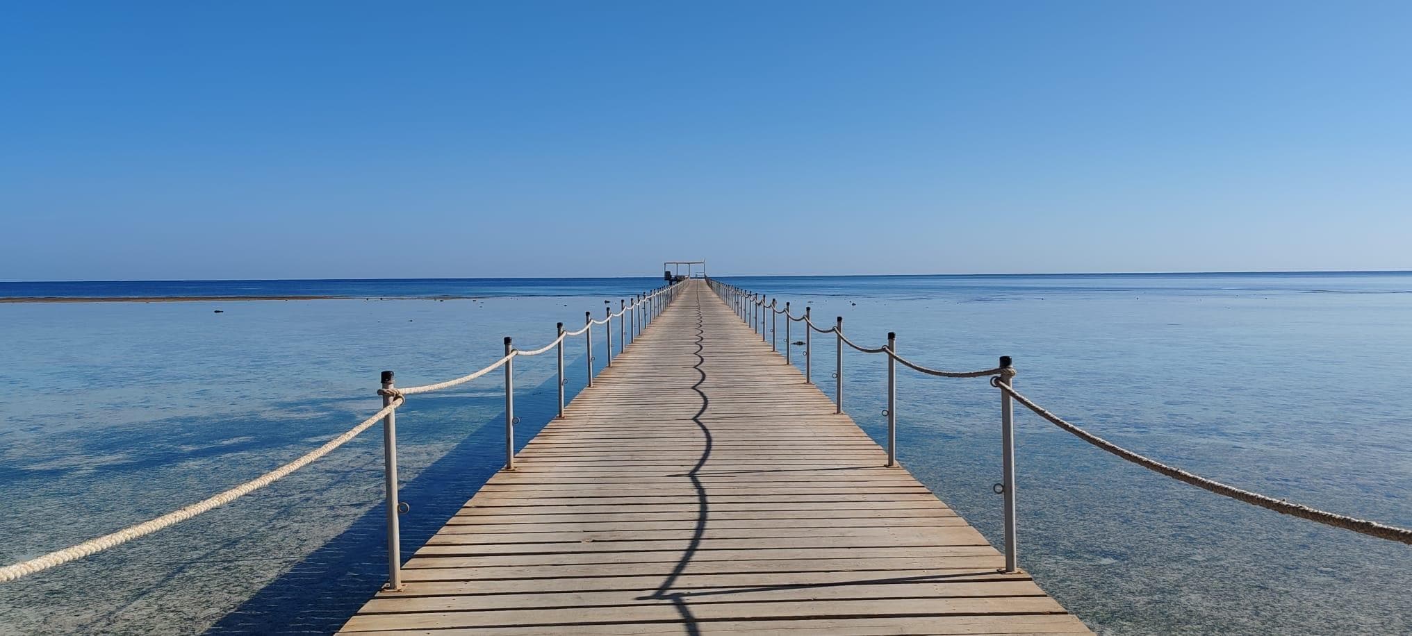 Pontile per raggiungere la barriera corallina piena di pesci