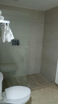 Baño limpio y amplio