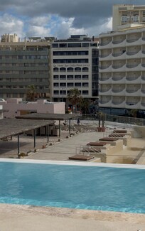 swim up superior with sledgehammer view