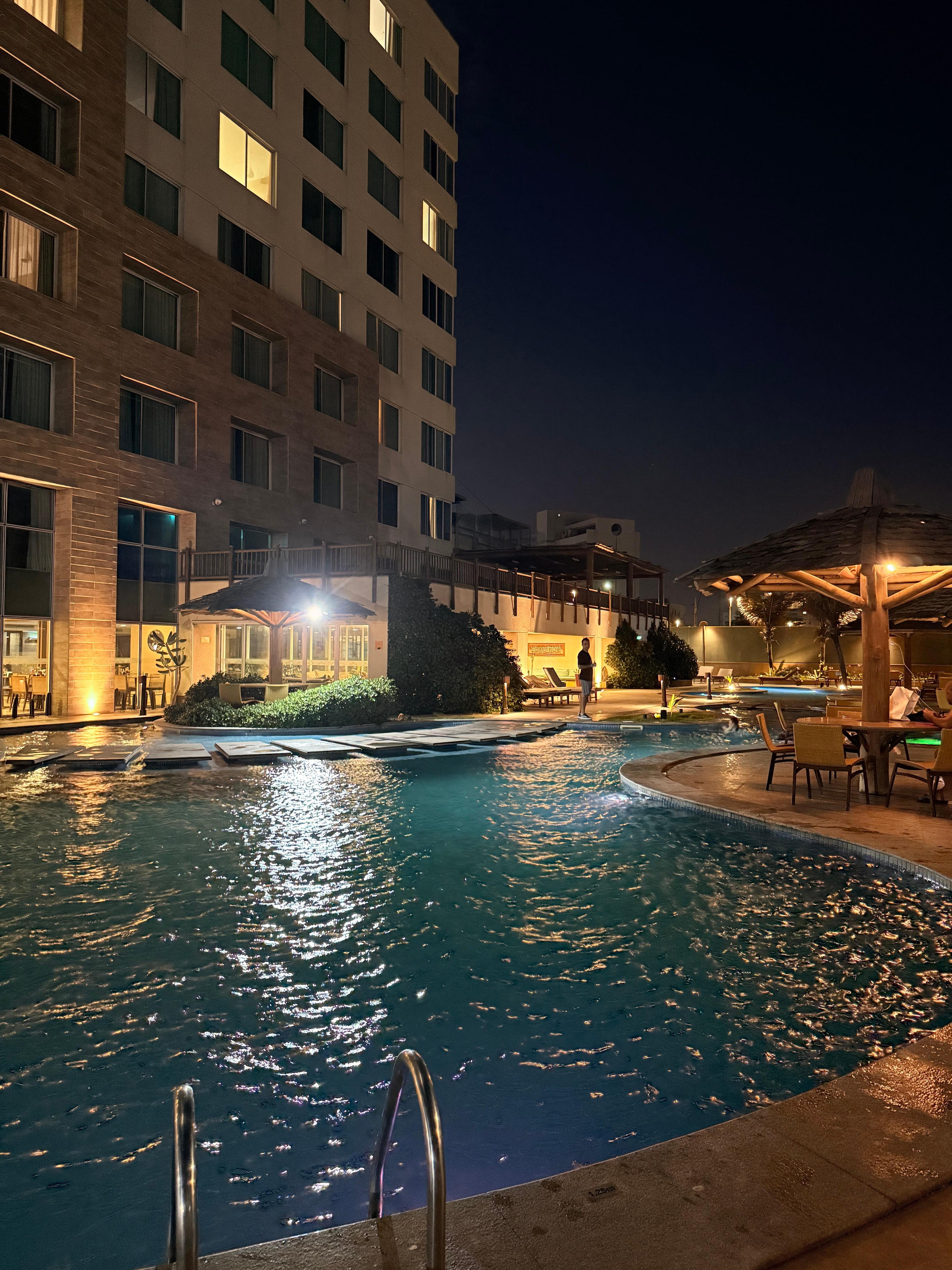 Piscina à noite