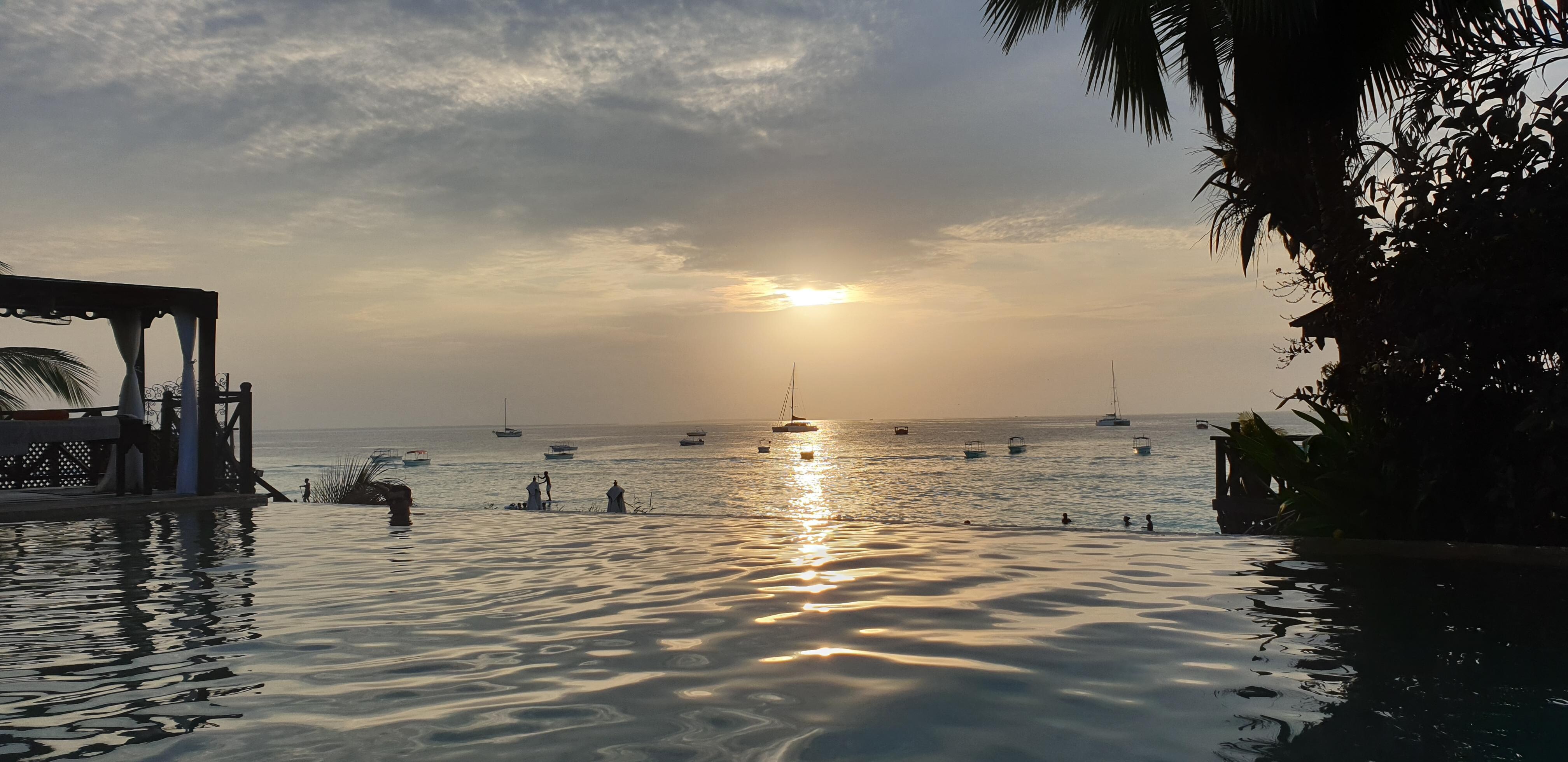 Sol nedgang set fra pool