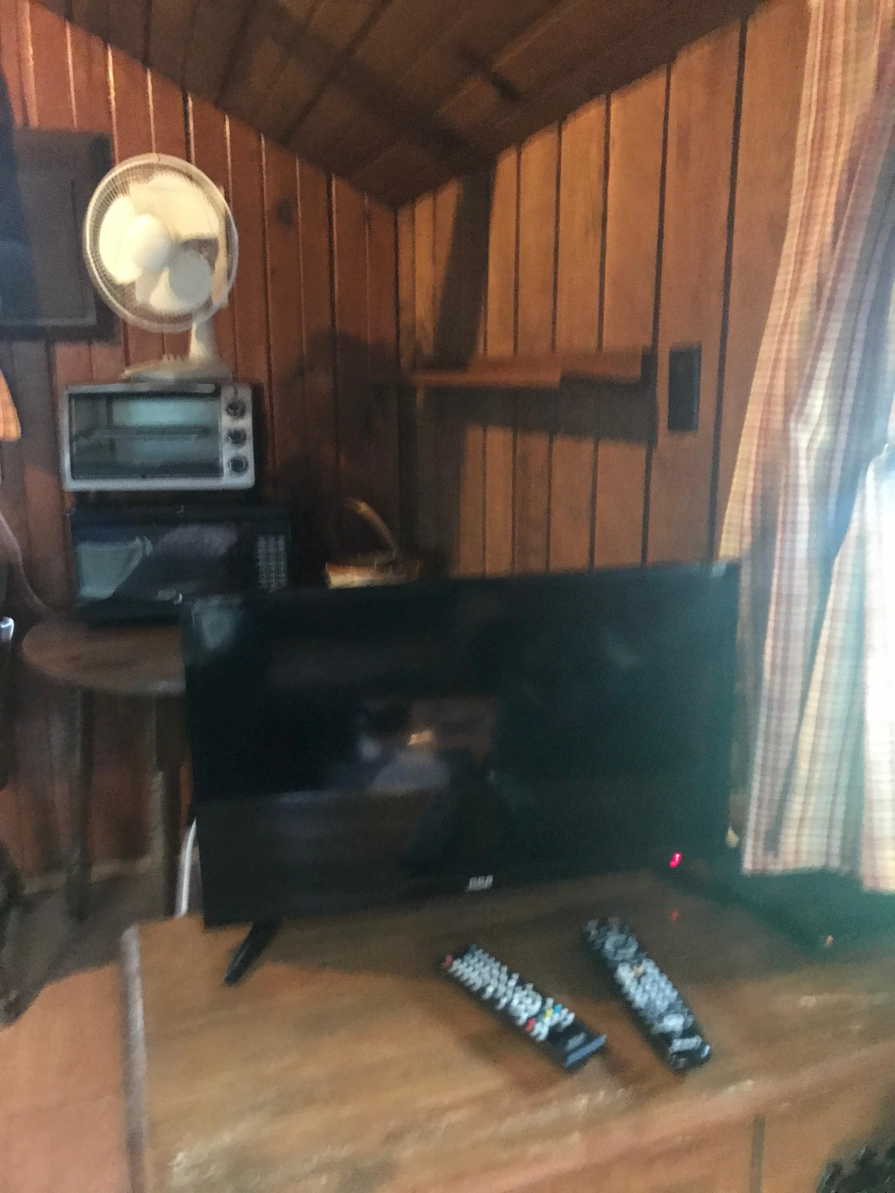 Tv & eat in kitchen