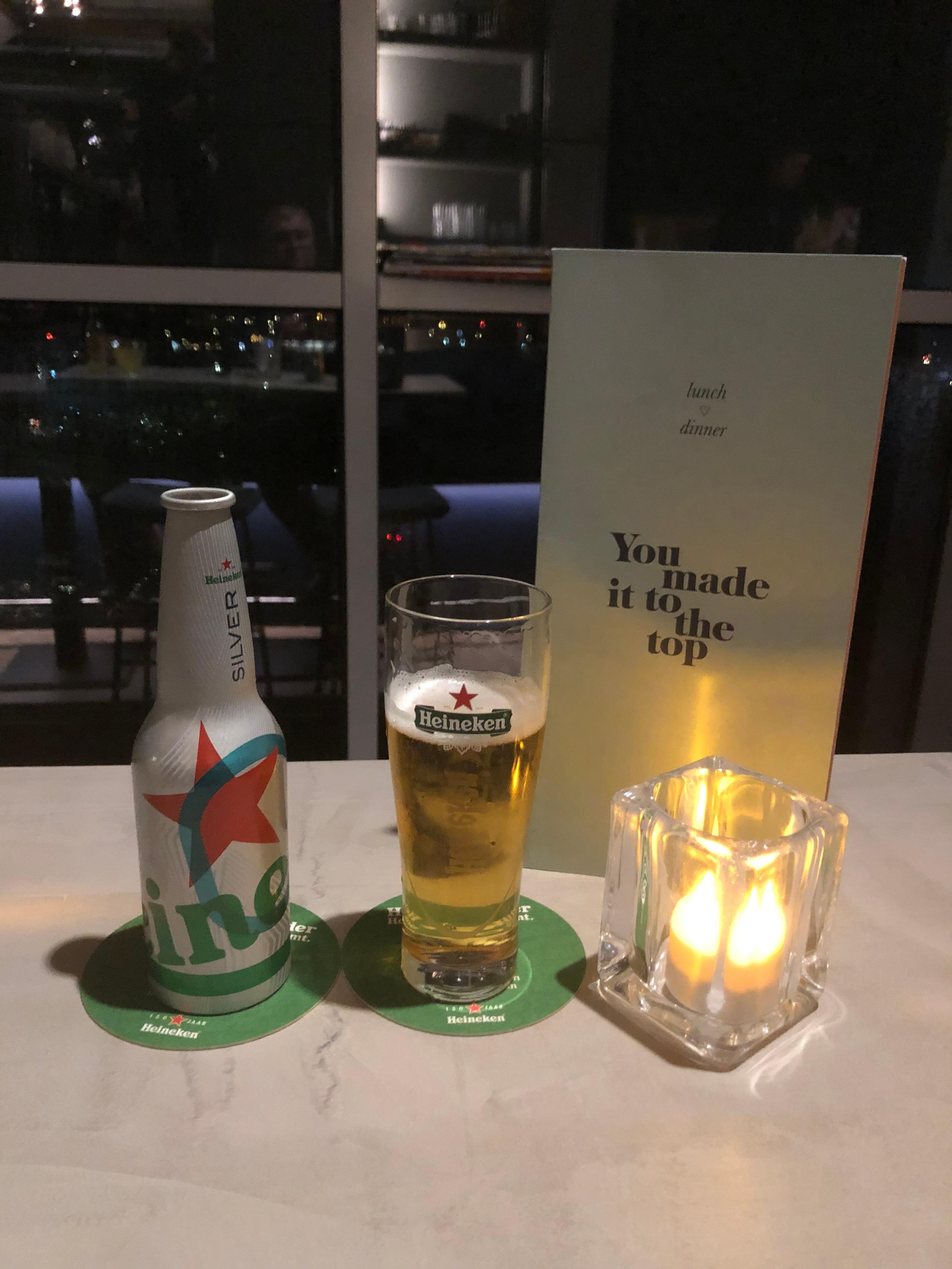 De rooftop bar