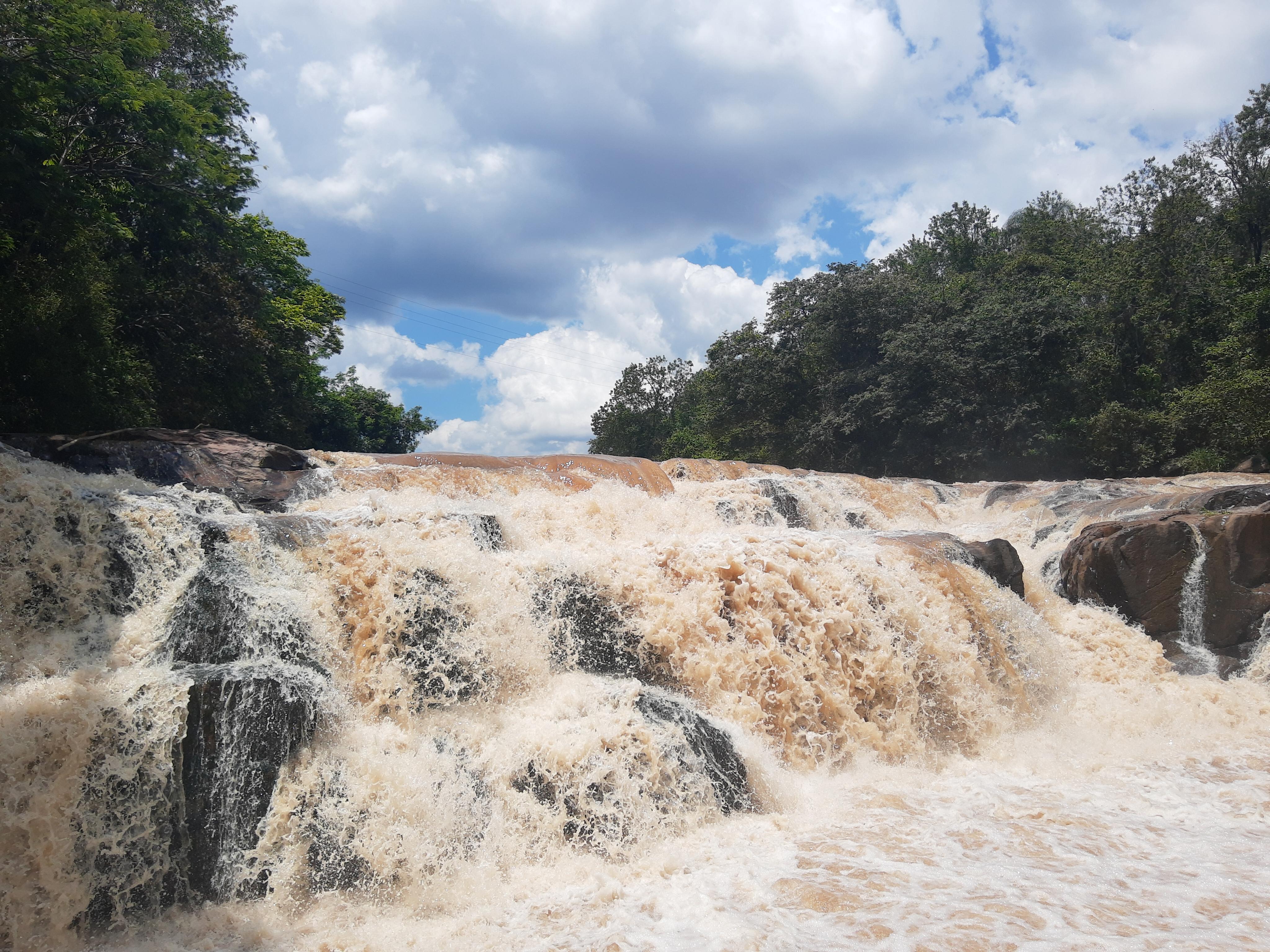 Cachoeira ao lado