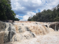 Cachoeira ao lado