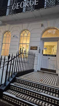 Perfect entrance and spaceous reception area, very well decorated!