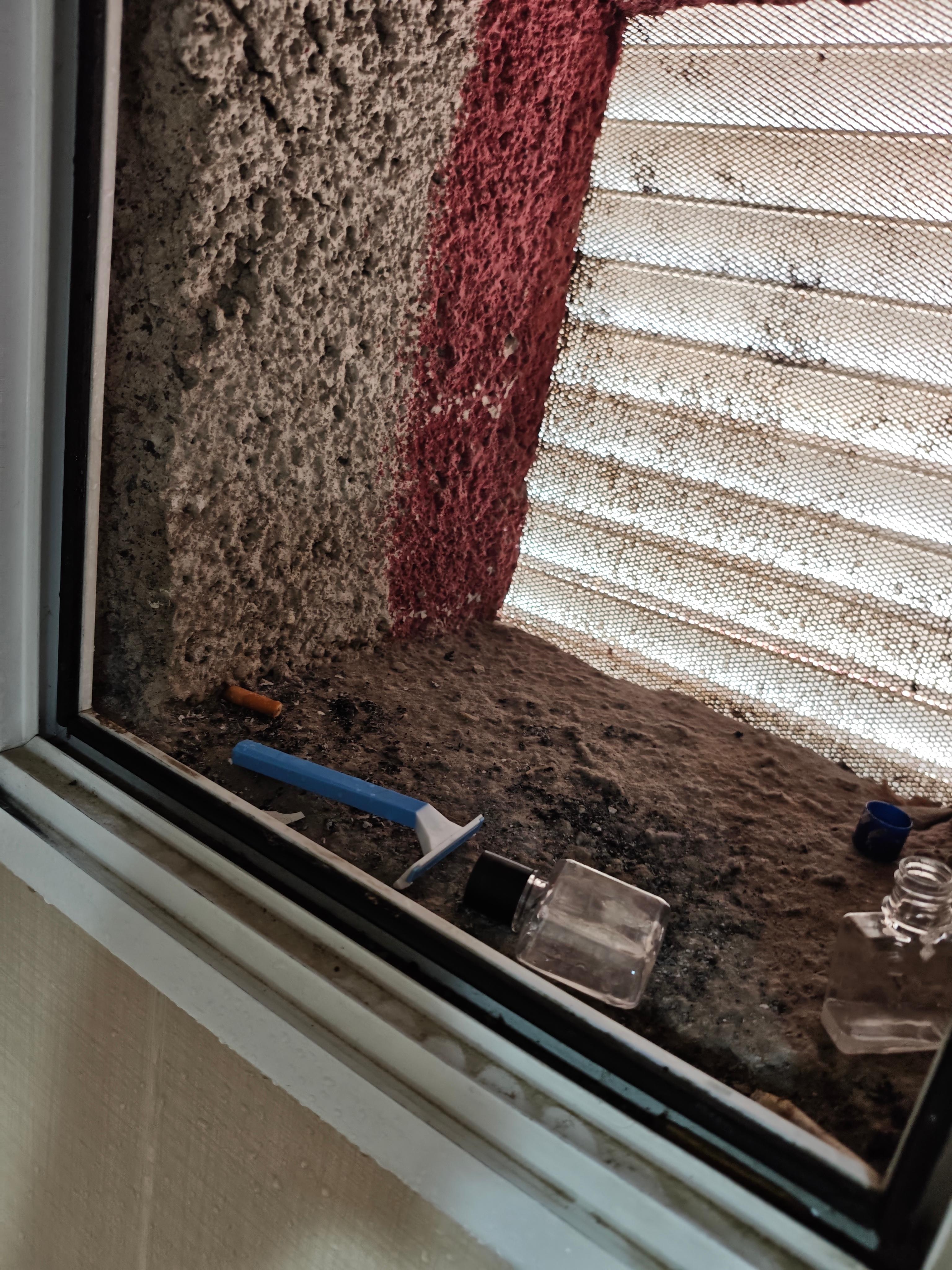 Benden önceki misafirin jileti ve sigarası 