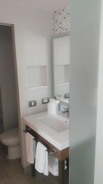 Baños limpios y ordenados...