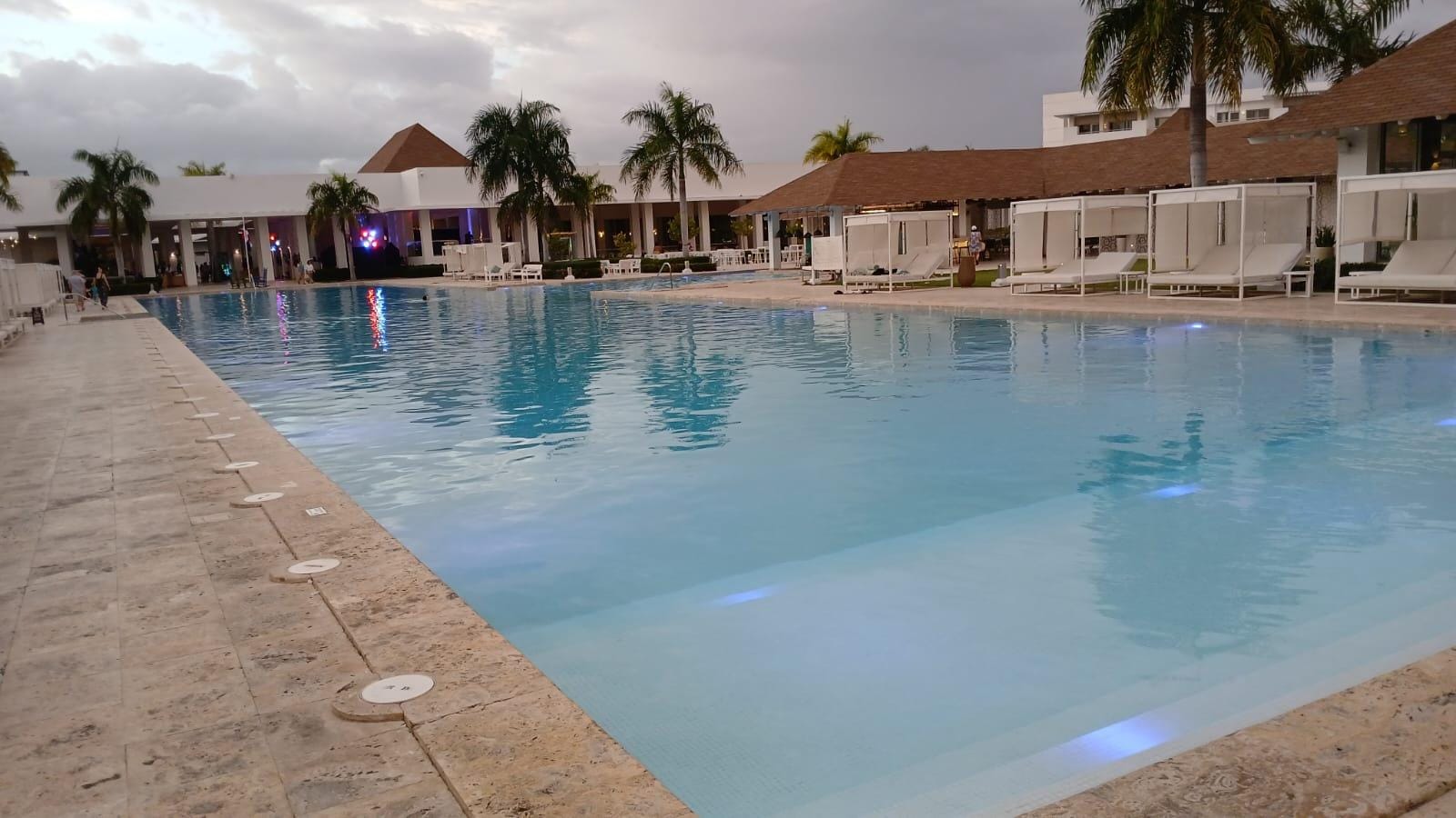 Vista espectacular durante la tarde de la piscina común del hotel