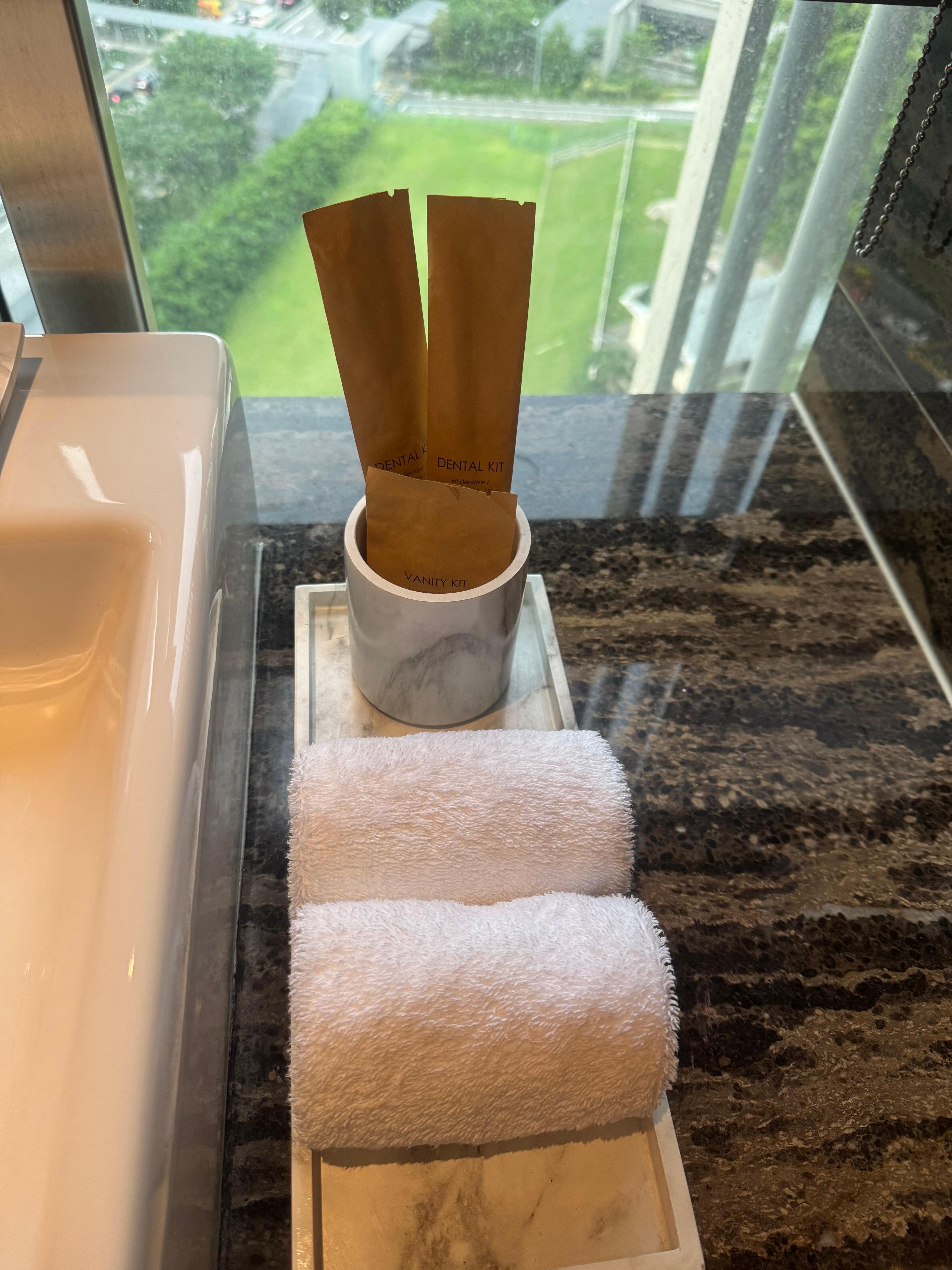Kit de courtoisie incluant une brosse à dent et dentifrice 
