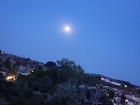 Para completar a estadia, era noite de lua cheia , vista da nossa janela e a linda Laguardia, a poucos metros do hotel