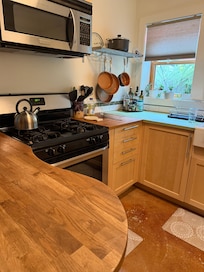 All kitchen items included