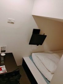 寝る場所の上の部分は隣の部屋のベッドになっている。音は良く聞こえる。