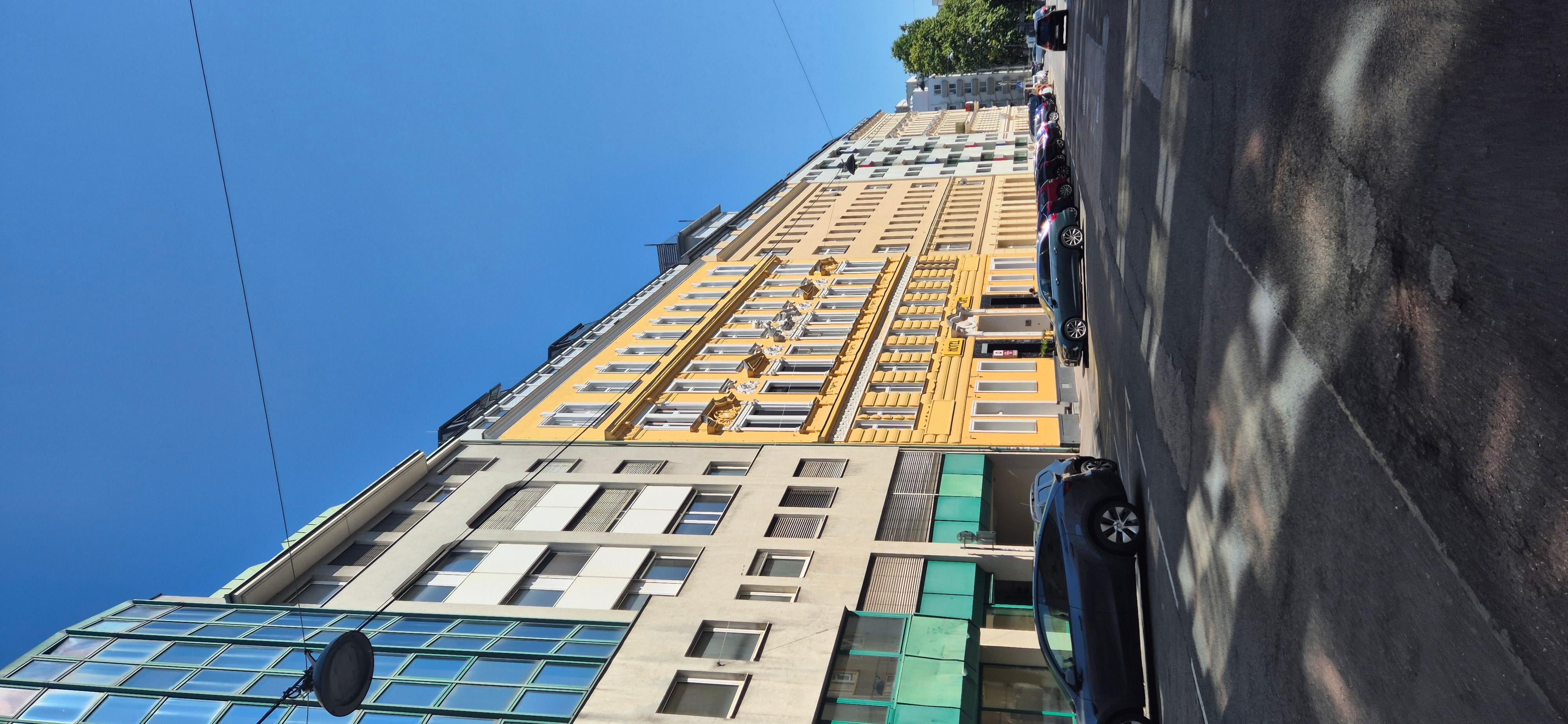 첫번째 노란색 건물이 호텔 건물입니다. 호텔보다는 Serviced apartment에 가깝지만...