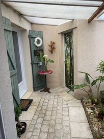 Entree a gauche et 2eme salle de bain a droite (porte avec feuillage)