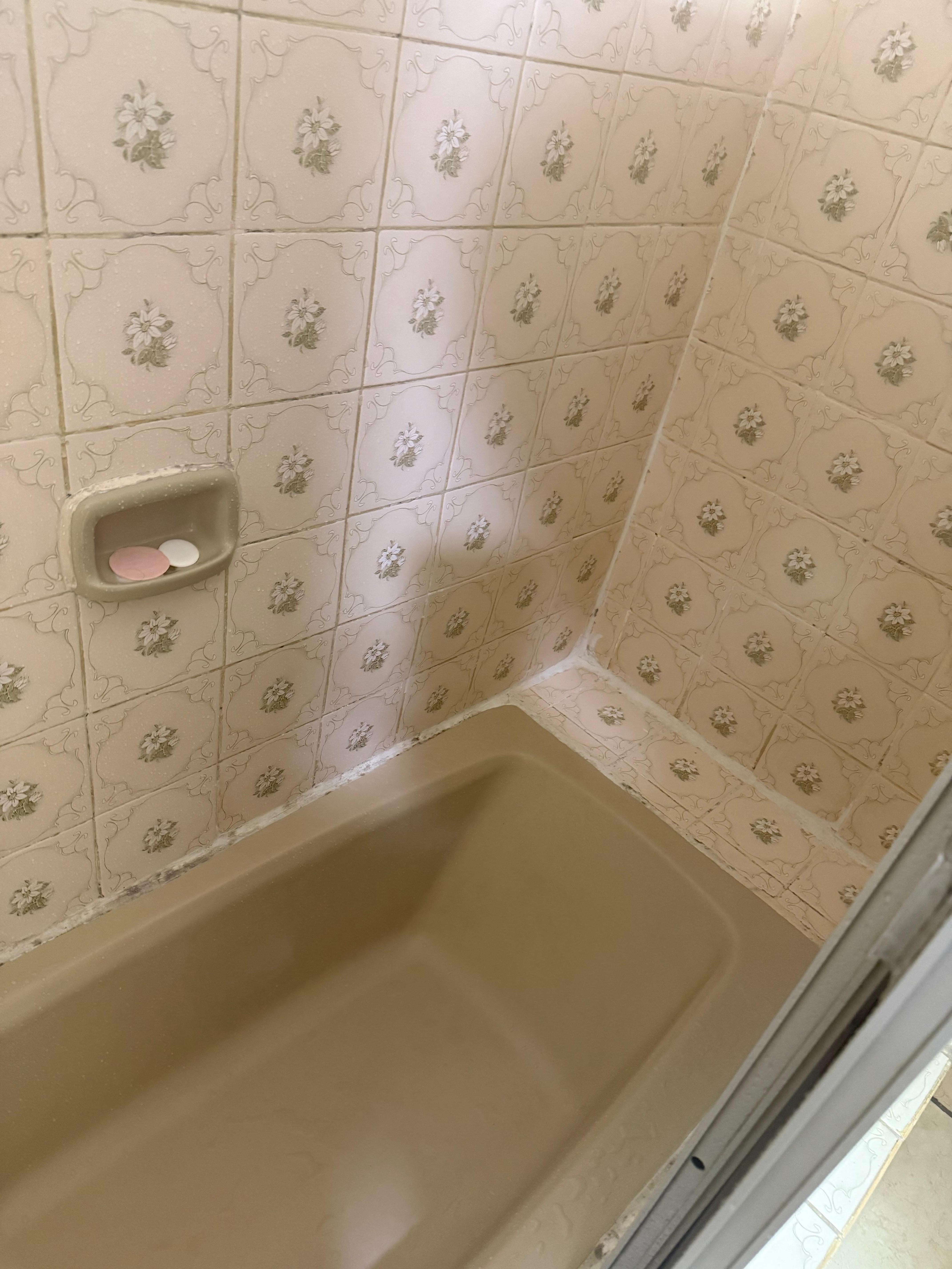 Banheiro com banheira. 