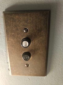 Love the vintage light switch!