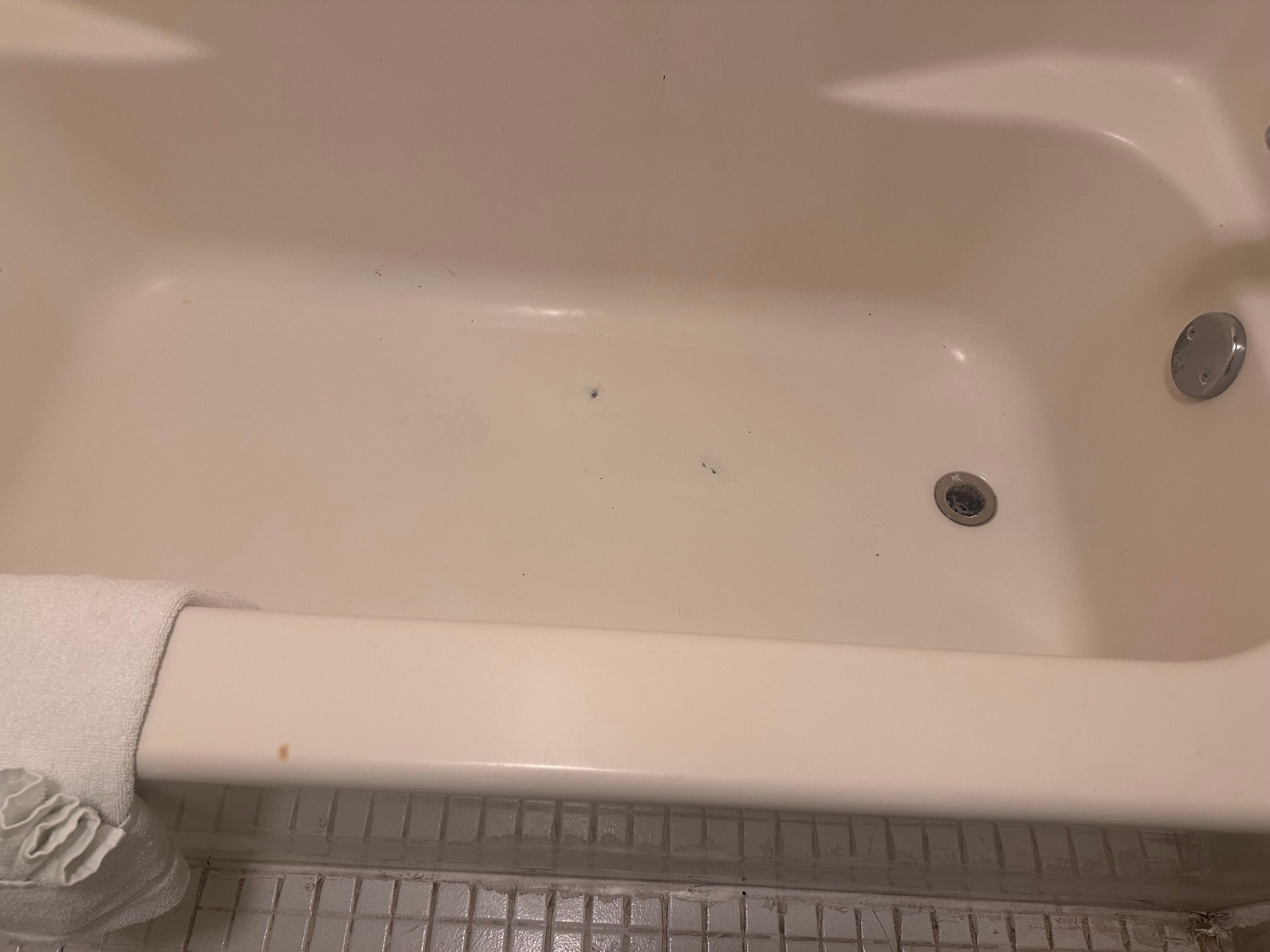 Bañera deteriorada y con mala limpieza