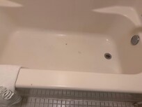 Bañera deteriorada y con mala limpieza