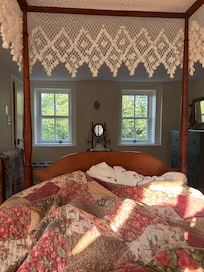 The natural sunlight in the bedroom was lovely to wake up to!!