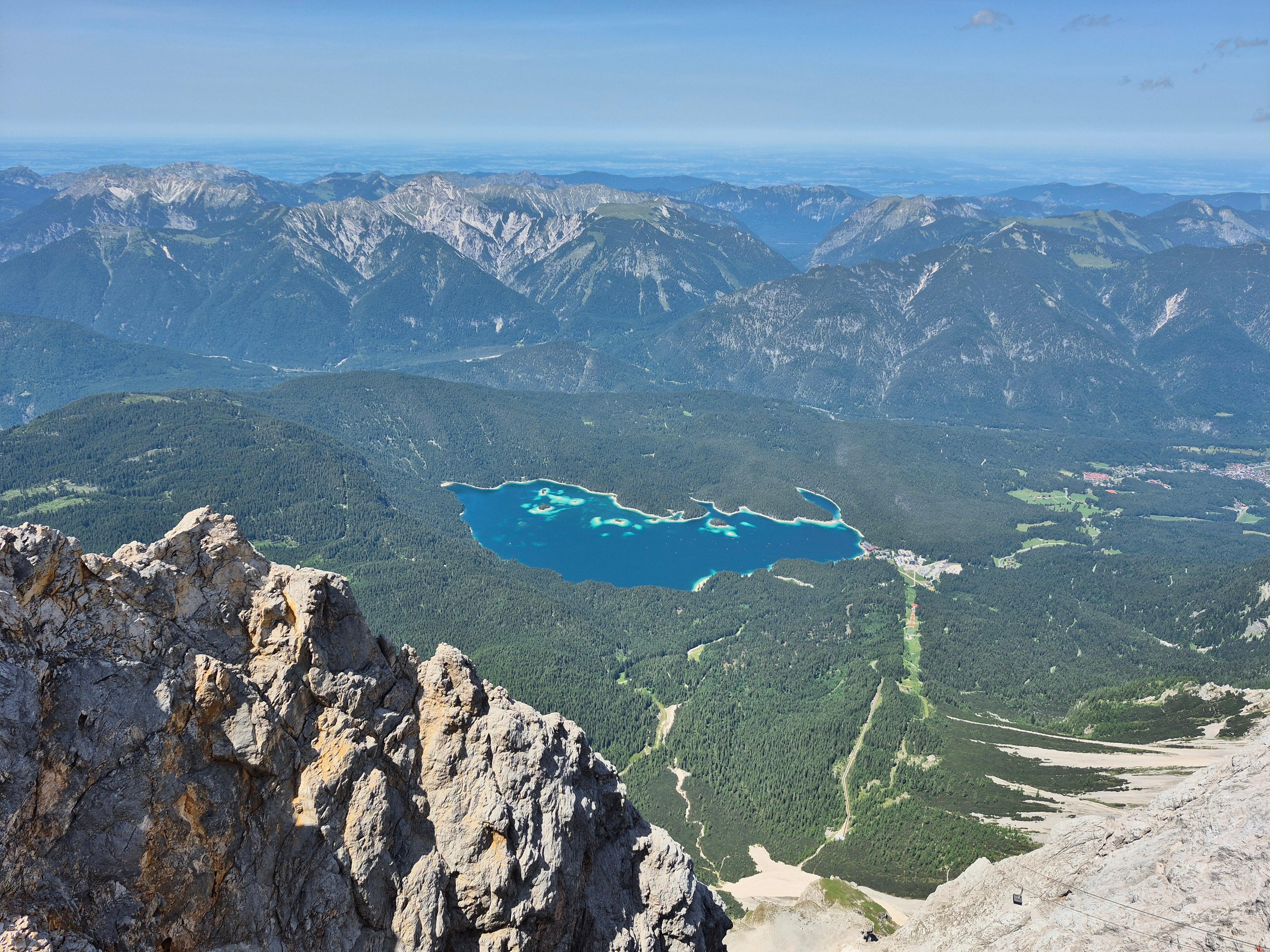 Blick von der Zugspitze auf Eibsee 