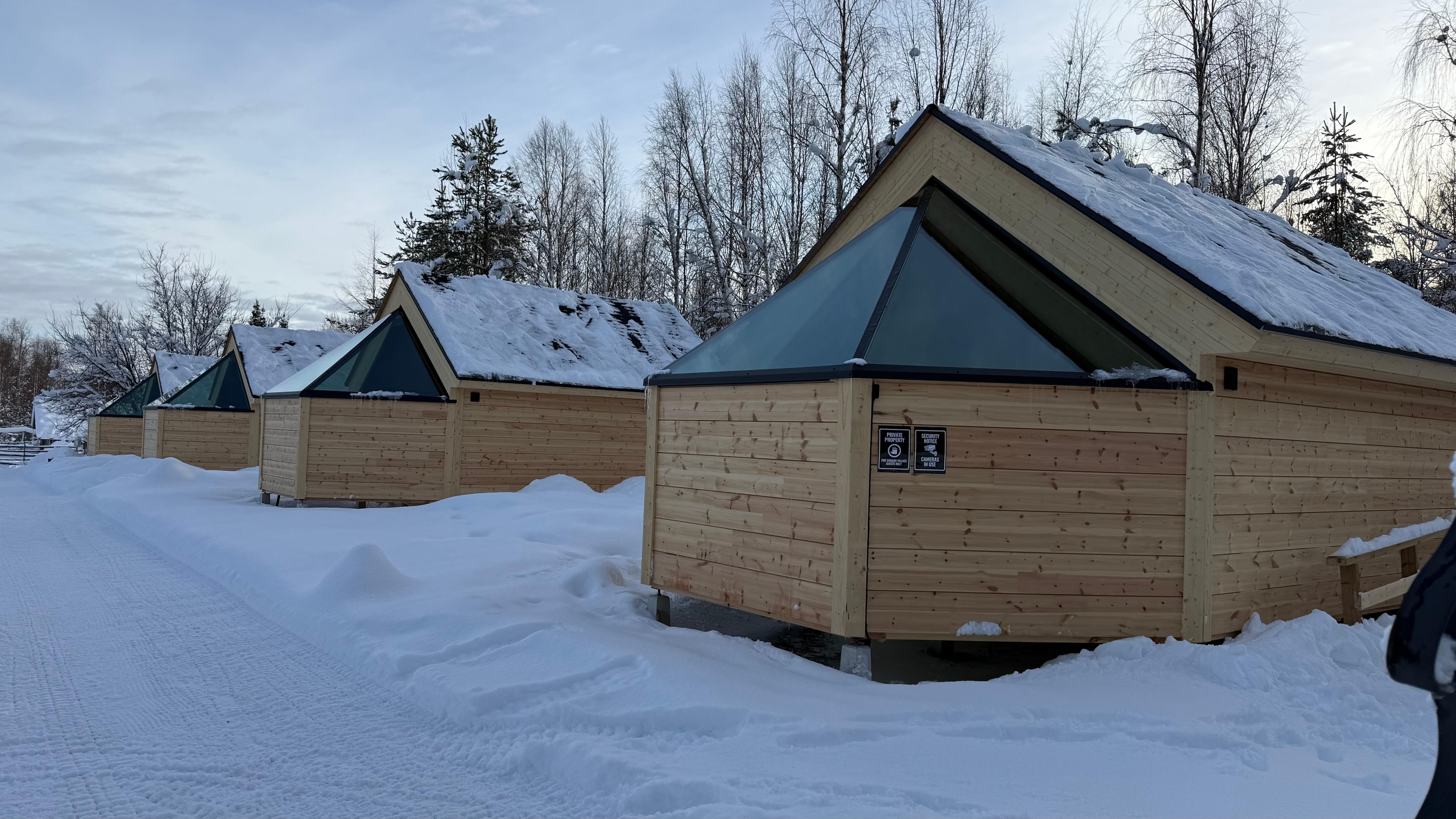Bungalow von außen, genügend Platz zum Nachbarn