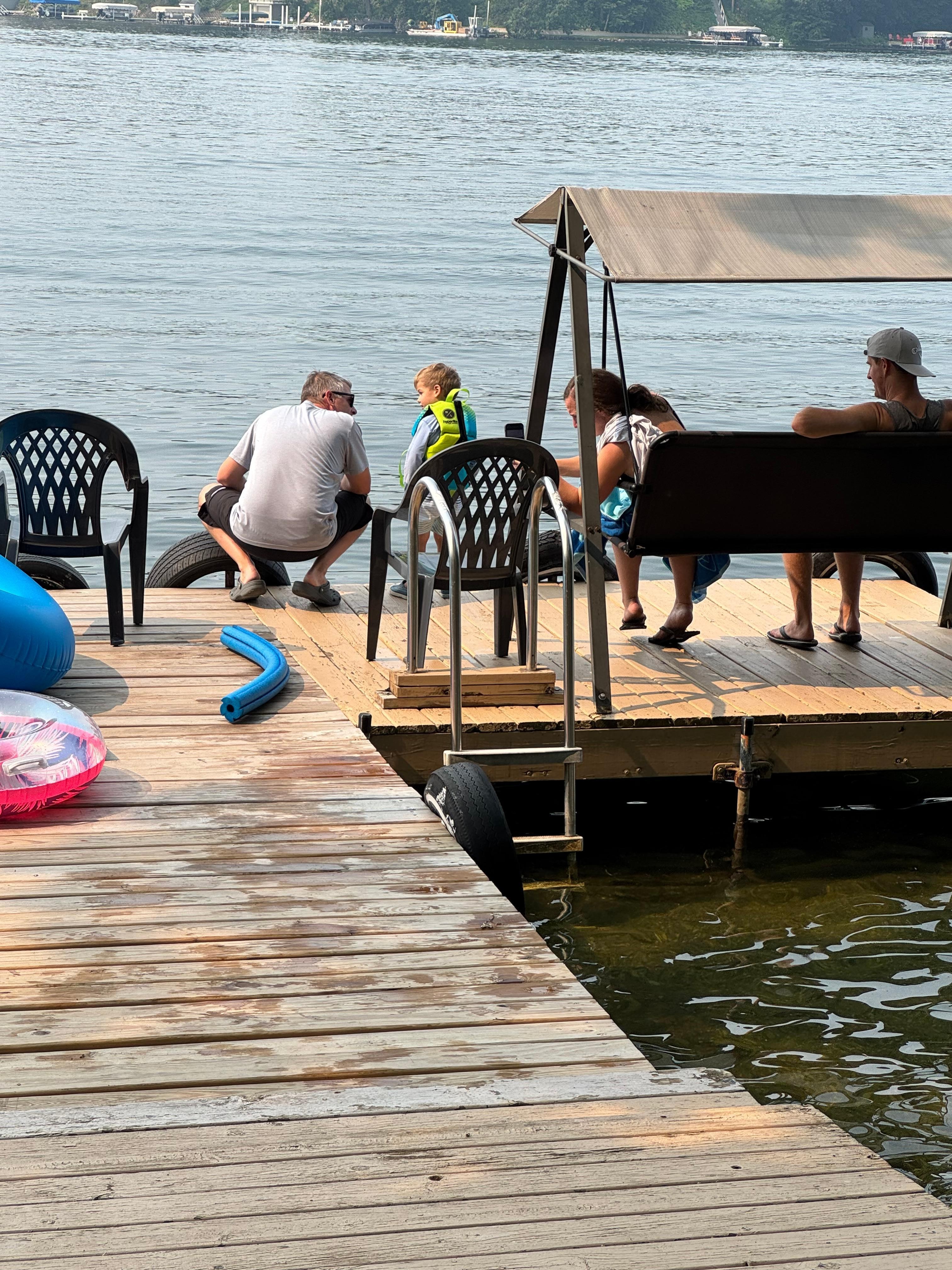 Quiet, calm,  lake and fun watching and waving to boats, skiers, and a  friendly,  open swimming, neighbor!