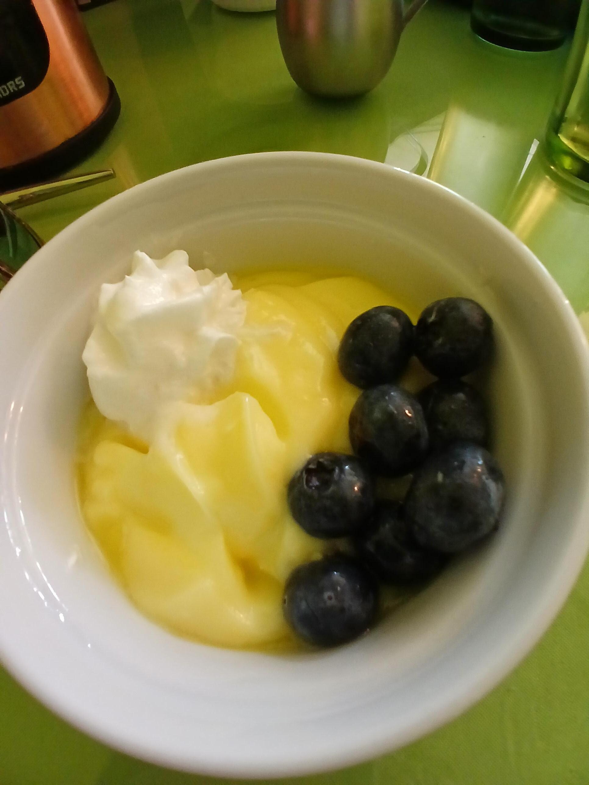 Lemonade pudding with blueberries and whip cream