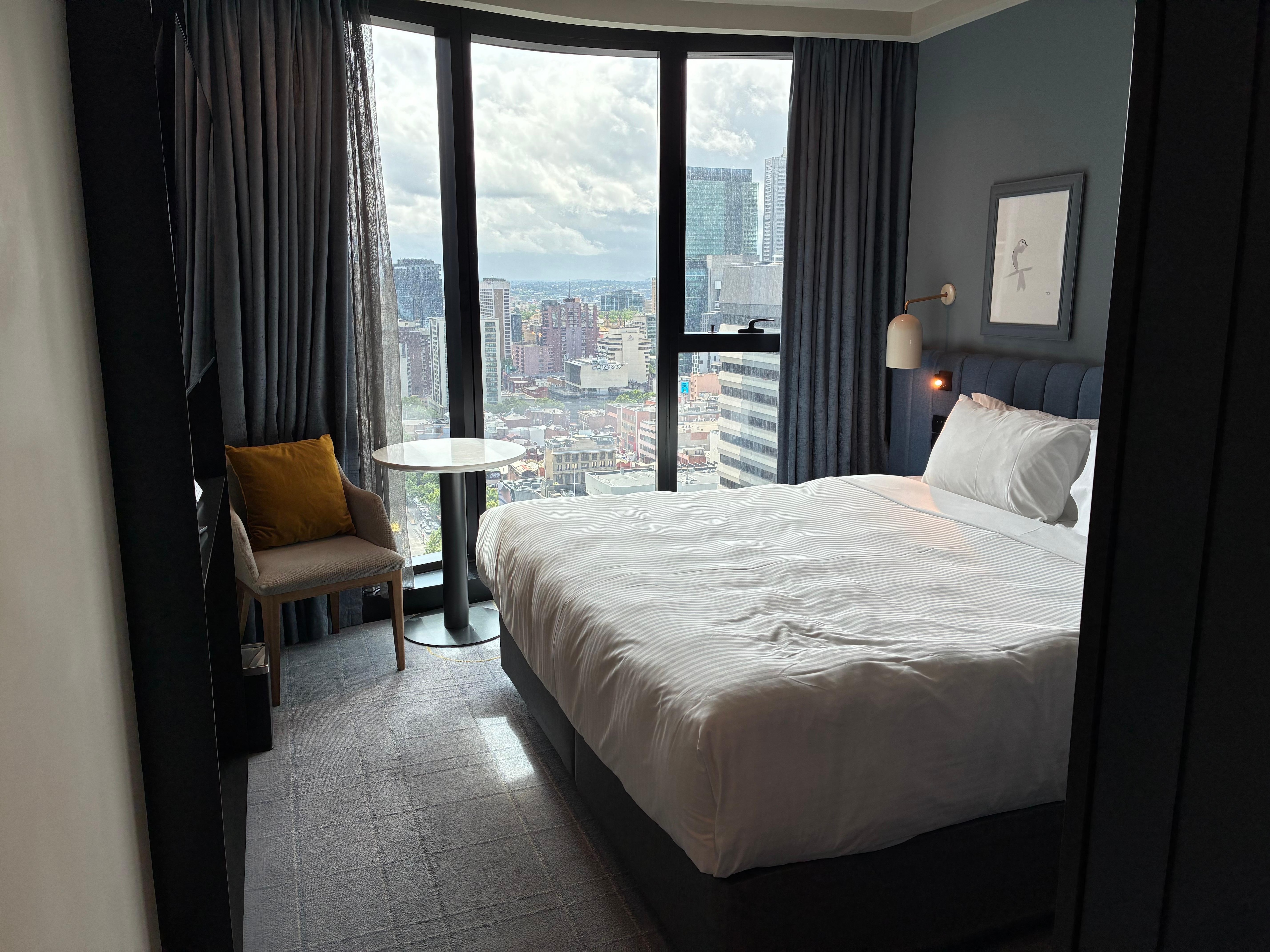 部屋は狭めでした。