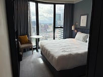 部屋は狭めでした。