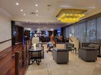 The restaurant was closed so we could buy something to eat and drink here in the Lobby Lounge.