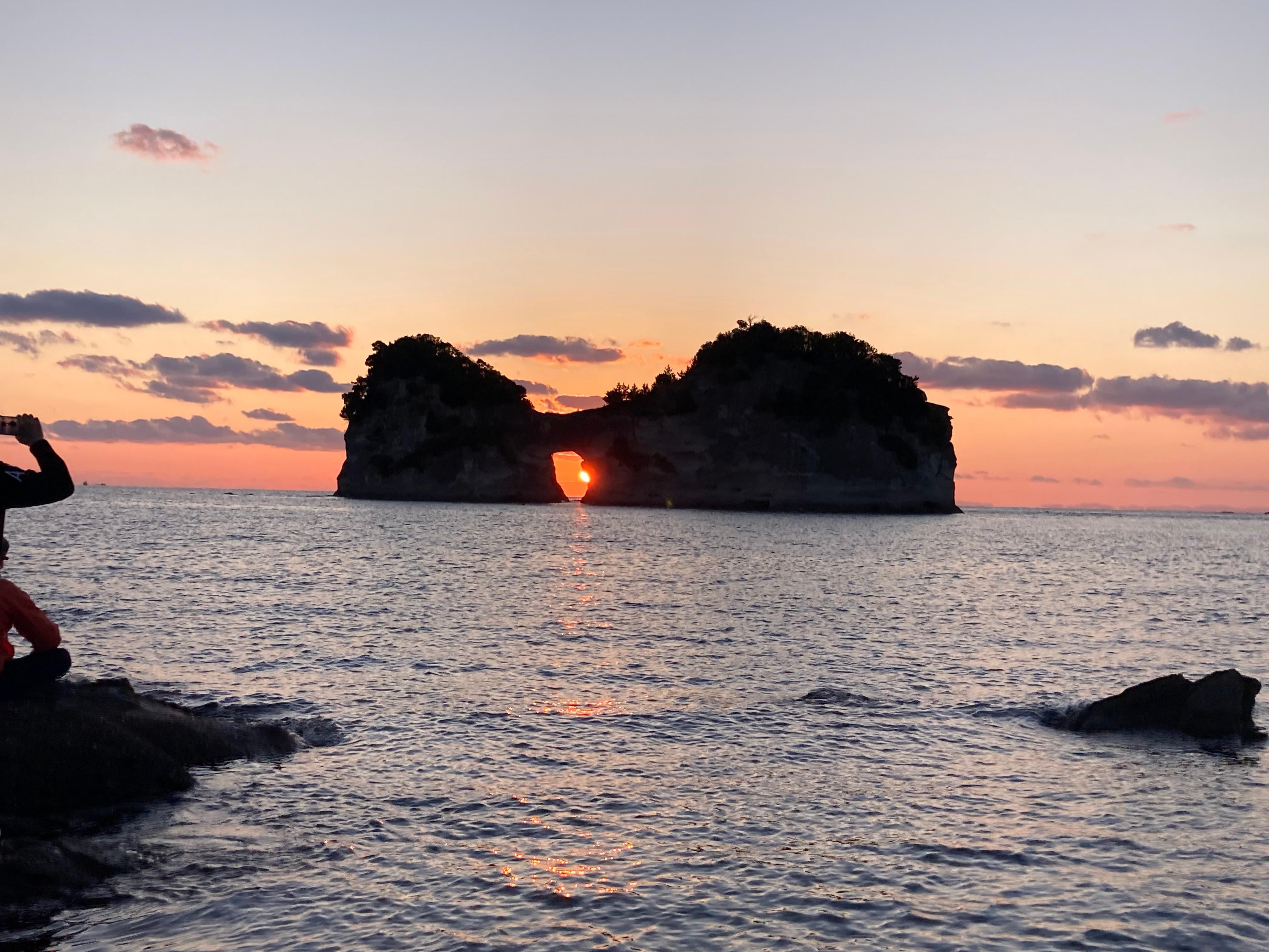 骨折直前に撮った円月島の夕陽