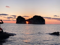 骨折直前に撮った円月島の夕陽