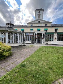 En öl i parken med historiska vingslag.