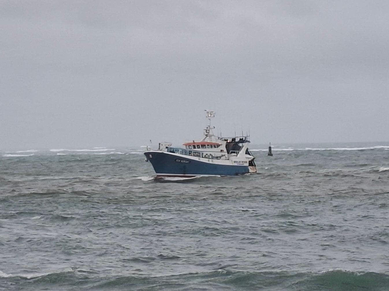 Bateau rentrant de la pêche 