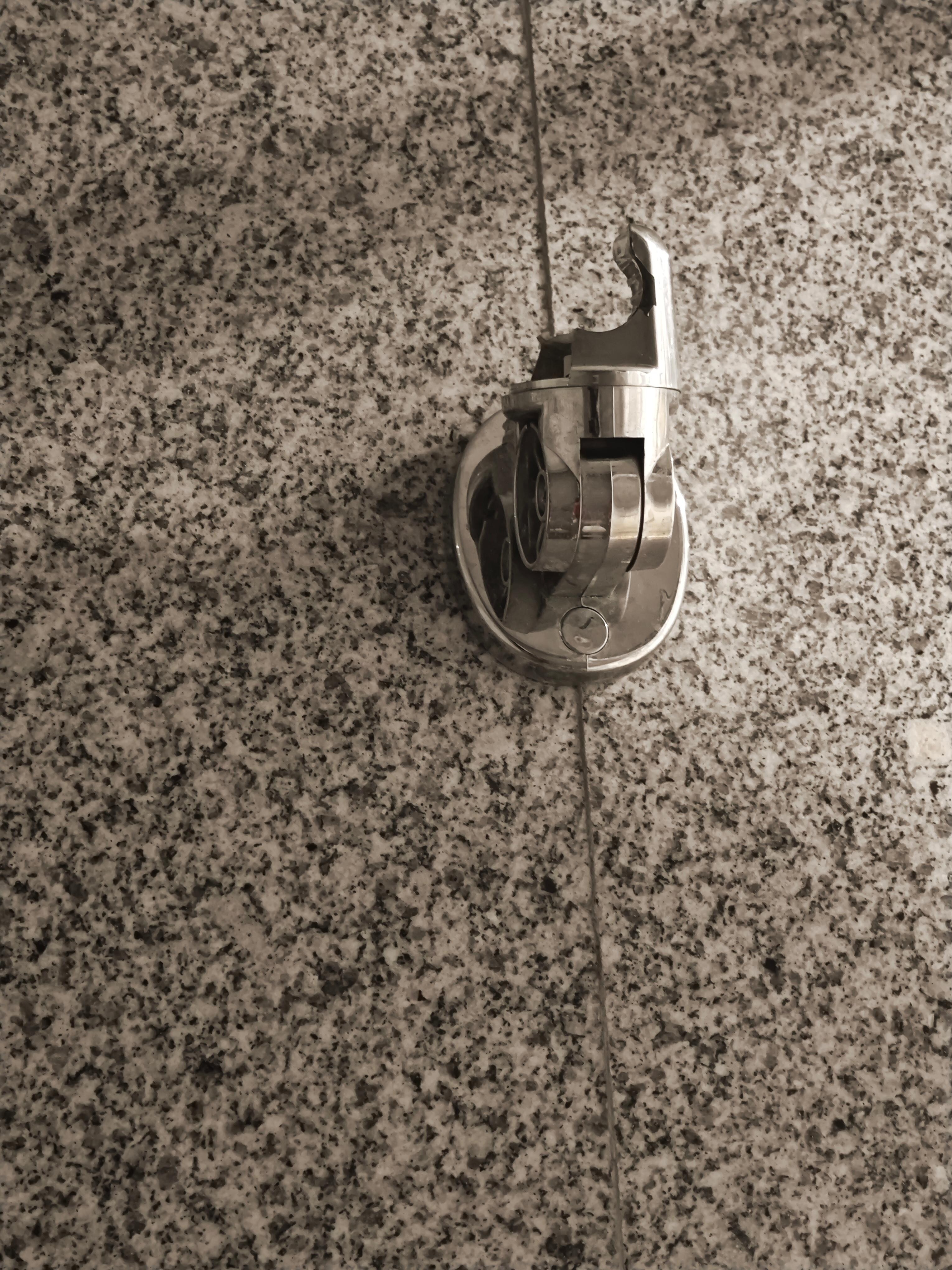 La sujeción de la ducha rota hizo que fuera la ducha más incómoda que recuerdo 