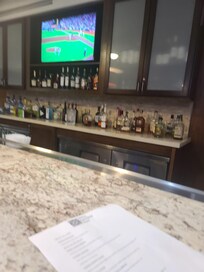 Es el bar y cene tacos BbQ y una cerveza..excelente....el transporte del hotel al aeropuerto estaba incluido.