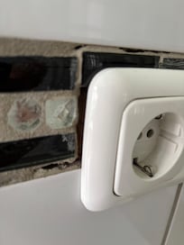 Lücke neben Steckdose