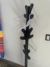 Ce qui fait office d'armoire a vetements . Pauvres cintres de blanchisserie...