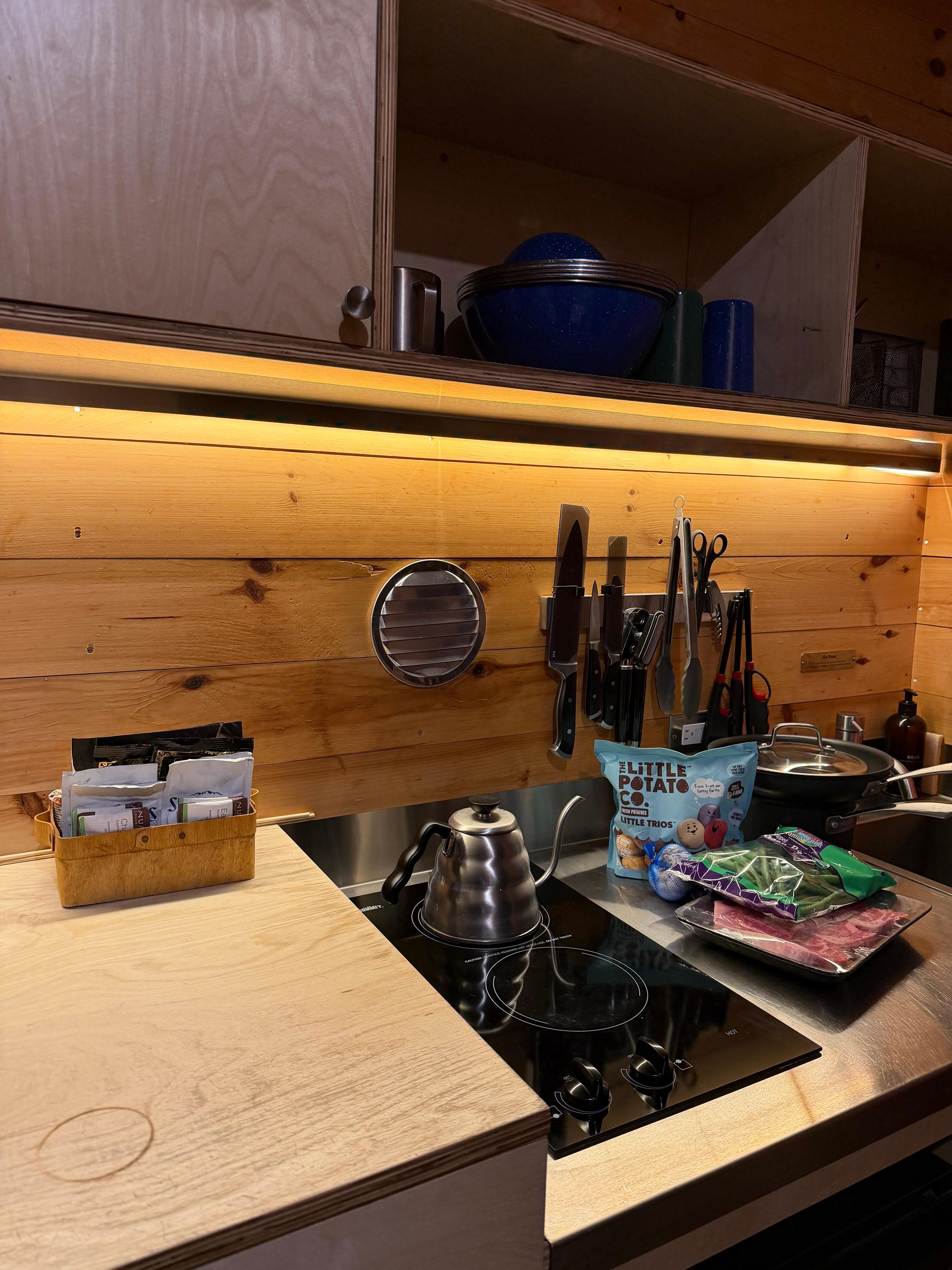 Tenían todos los utensilios para hacer rica cena. 