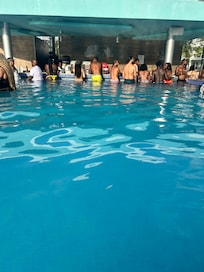 Pool with swim up bar..