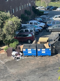 Vue sur les poubelles